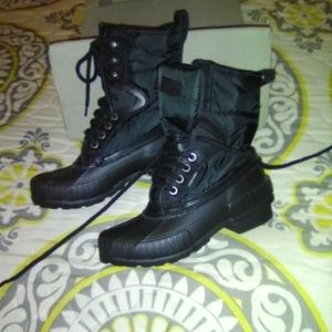 Girls Tretorn snow boots. size 4